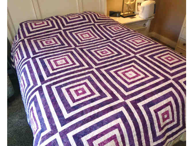 Stunning Hand-Crafted Quilt -- Queen Size -- New