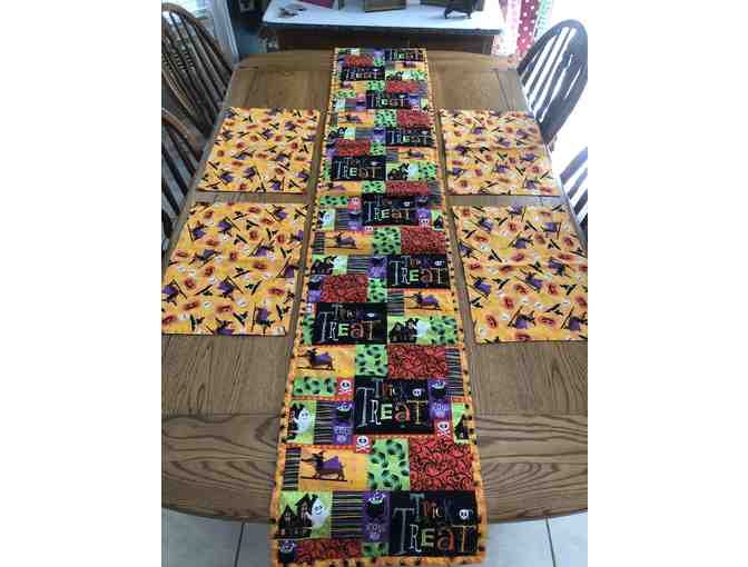 Halloween Table Runner & 4 Placemats!!