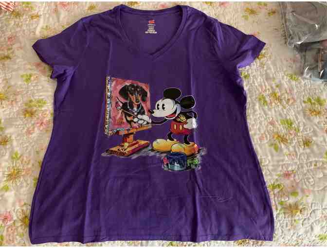 Tee Shirt - V-Neck Mickey Mouse painting a dachshund - Size XL