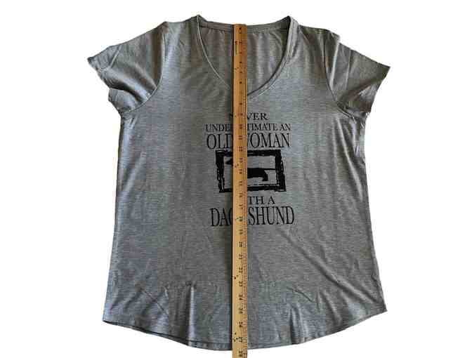 V-Neck T-shirt - Never Underestimate an Old Woman with a Dachshund! Size Extra Large?