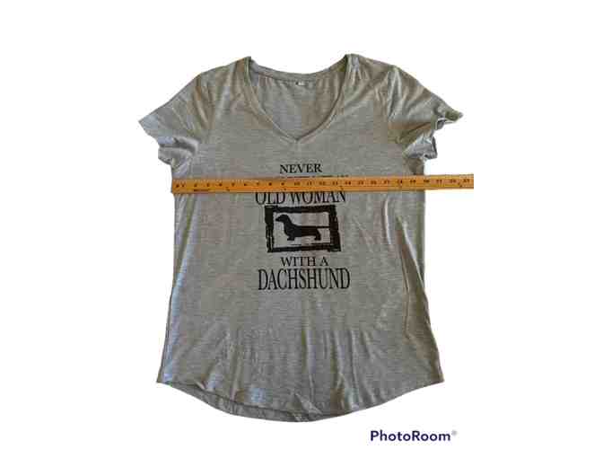 V-Neck T-shirt - Never underestimate an Old Woman with a Dachshund! Size Large?