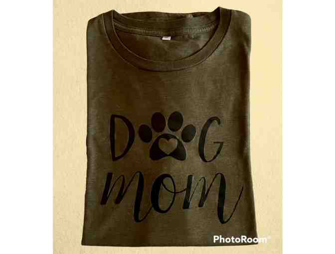 Crew Neck T-shirt - Dog Mom - Size One Extra Large - See measurements