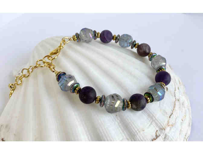 Bracelet - Handmade 7' to 8' Purple Hue Coloring - Gold Tone