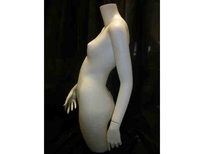 Female Display Mannequin - Photo 2