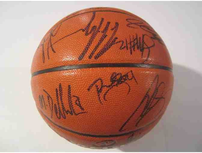 2016 Cleveland Cavaliers Team Signed Basketball - Photo 1