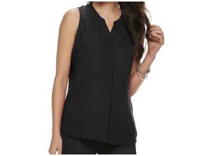 Woman's tank top & Stella & Dot Necklace