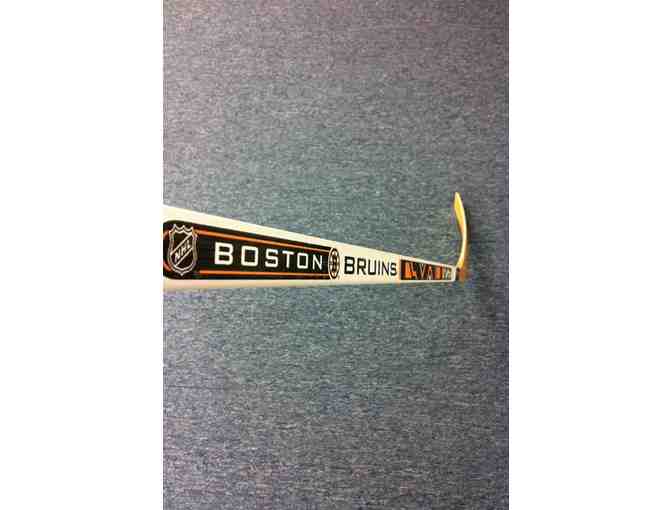 1 Boston Bruins Hockey Stick (signed by 2014/2015 team)