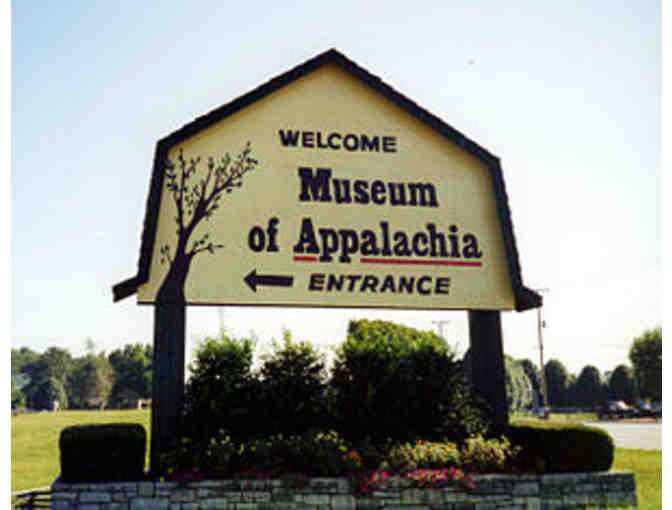 Museum of Appalachia | Christmas Themed Basket