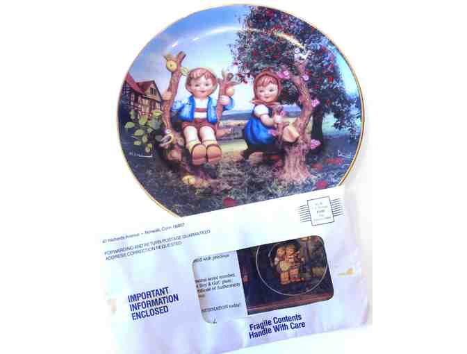 'Little Companions' Collector's Hummel Plate...in it's original box!
