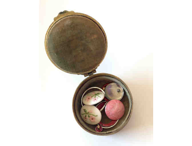 small round metal trinket/jewelry box-vintage