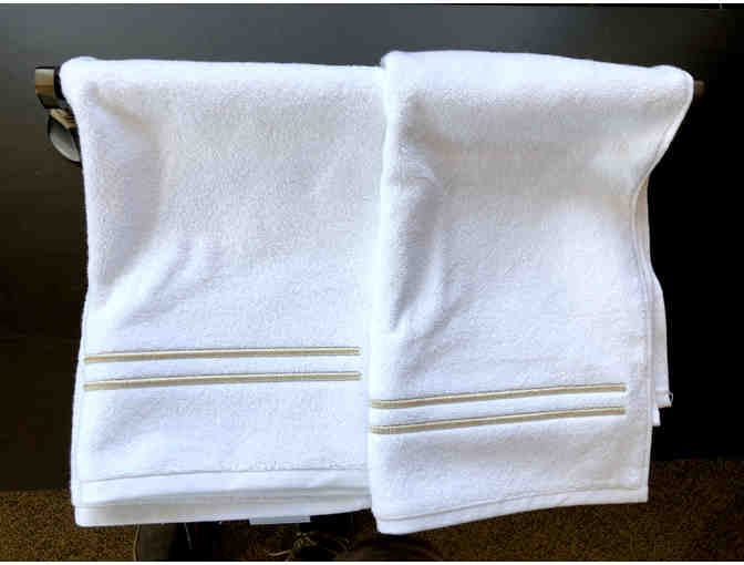 Beautiful Bronze 18' Towel Bar with matching Bath Towels