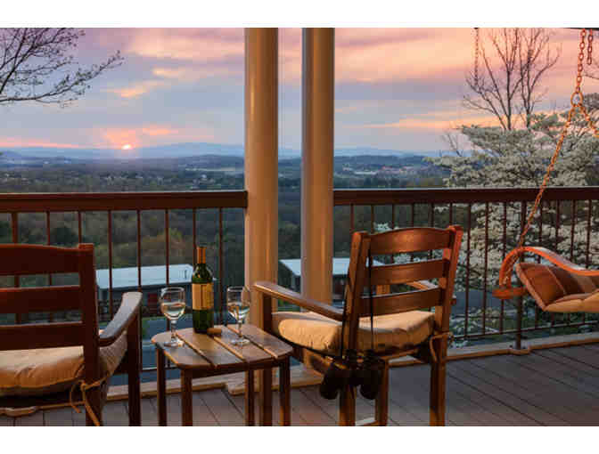 Woodsy Mountain Retreat: Escape to the Iris Inn Bed & Breakfast - Waynesboro, VA
