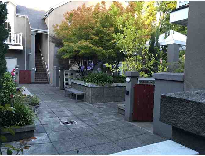 Santa Rosa, CA - Hotel La Rose - one night stay in a king room