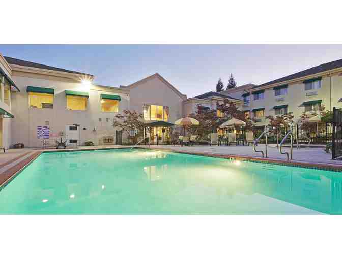 Auburn, CA - Holiday Inn Auburn - 2 Nt Stay in Executive King or 2 Queen Room
