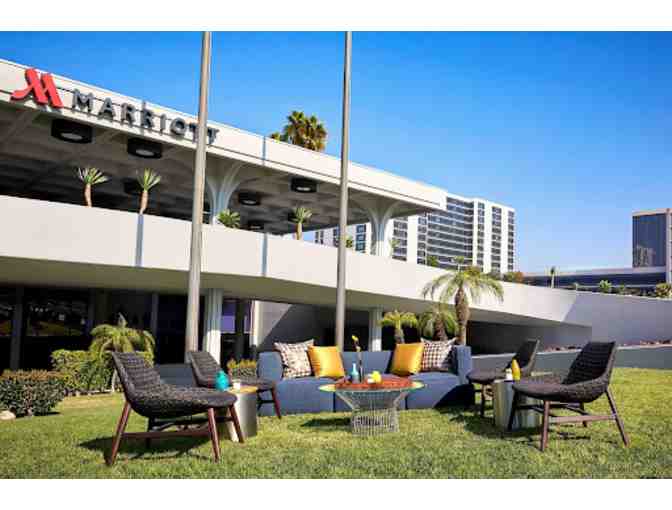 Los Angeles, Ca - Los Angeles Airport Marriott - One Night Stay with Parking - Photo 3