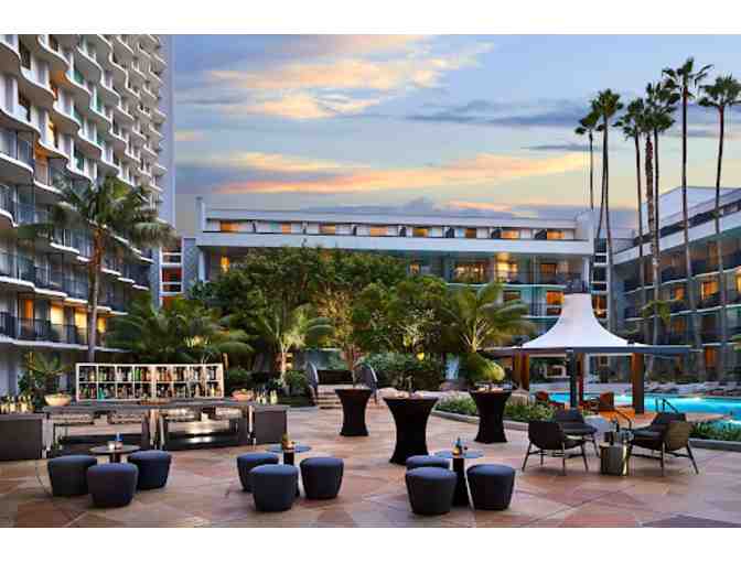 Los Angeles, Ca - Los Angeles Airport Marriott - One Night Stay with Parking - Photo 6