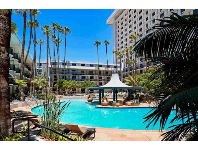 Los Angeles, Ca - Los Angeles Airport Marriott - One Night Stay with Parking - Photo 5