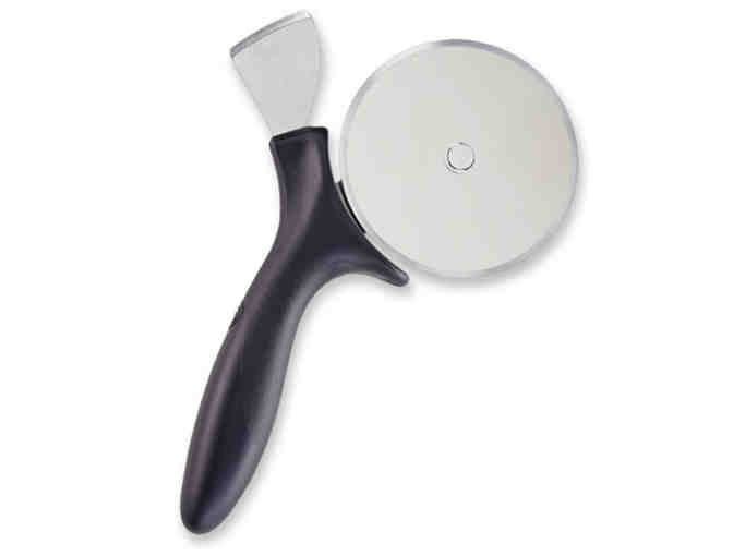 Pampered Chef's Large Round Stone & Pizza/Crust Cutter