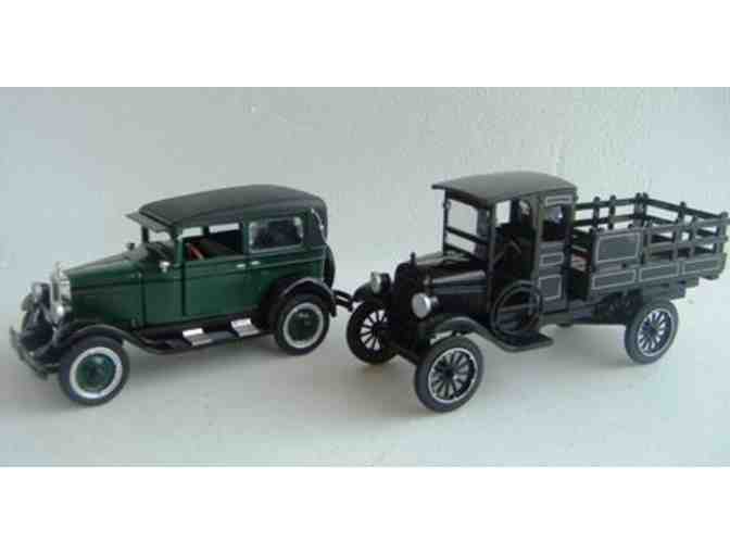 1923 Chevy Series D 1-Ton Trunk & 1928 Chevy Imperial Landau Diecast Models