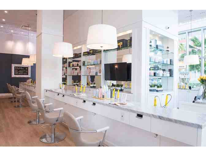 Blowout and floater at Drybar in Kakaako (Oahu)