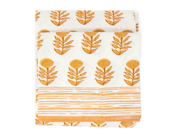 Modafleur linen set including tablecloth and (8) napkins