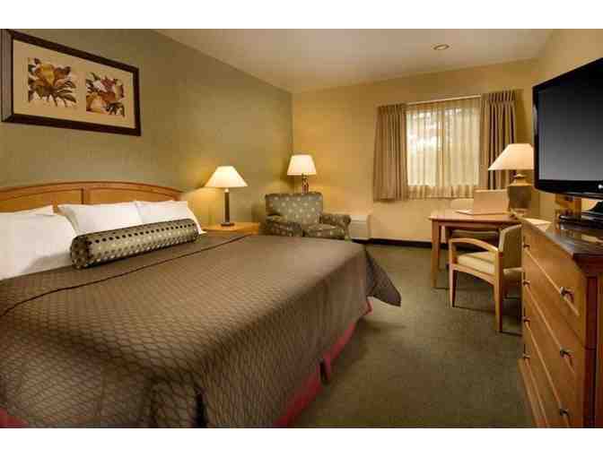 One-night stay: Superior King Room at Redmond Inn Including Wine and Gourmet Chocolates