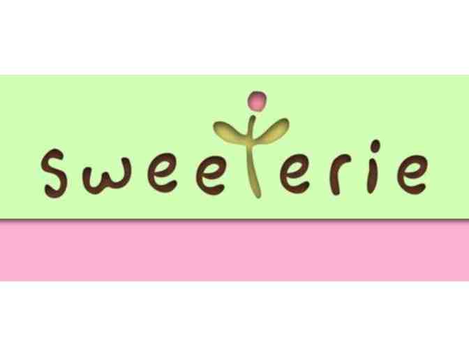 Sweeterie in Mariemont - Six (6) Gourmet Cupcakes