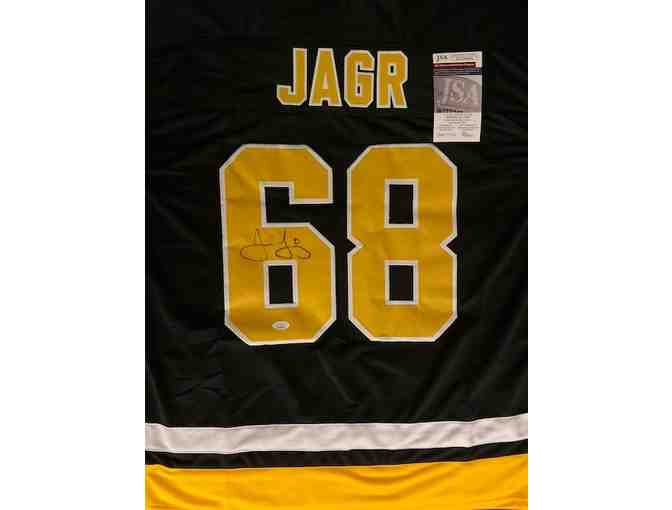 Autographed XL Pittsburgh Penguins Jaromir Jagr Jersey (JSA Authenticated)