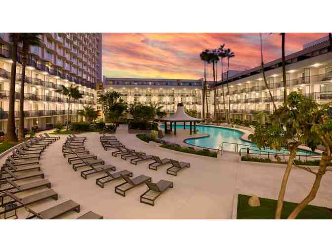 Los Angeles Airport Marriott - Two (2) Night Stay, Valet Parking, Wi-Fi & Mclub Access - Photo 8