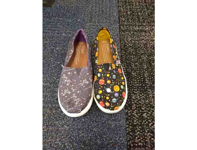 TOMS Youth Size 13 Classic Alpargatas. A mismatched one-of-a-kind galaxy pair!