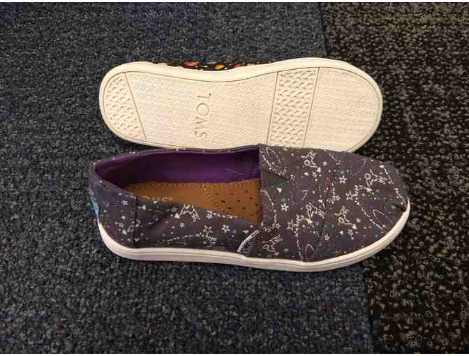TOMS Youth Size 13 Classic Alpargatas. A mismatched one-of-a-kind galaxy pair!