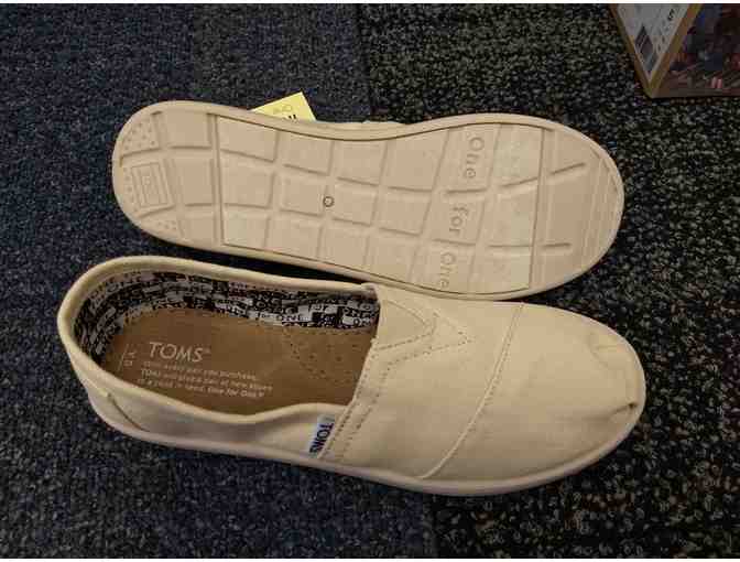 TOMS Youth Size 5 Classic Alpargata in eggshell canvas (second of two identical auctions) - Photo 1