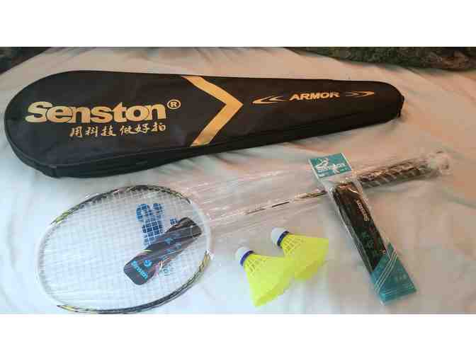 One Badminton Racket, carrying case and 2 'birdes' (Senston brand) - Photo 1