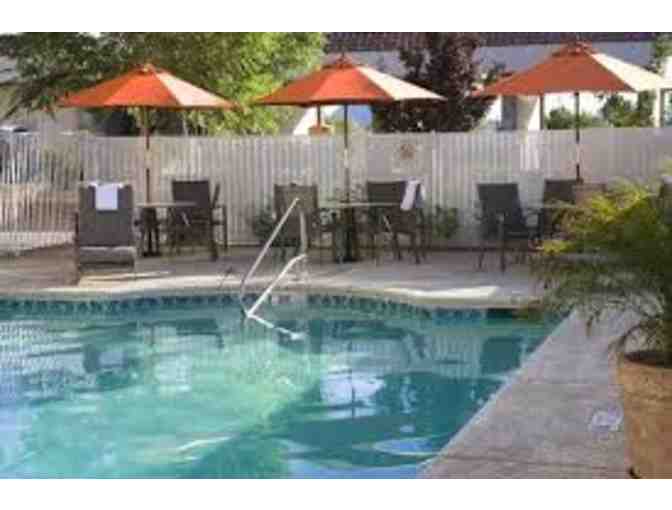 2 Night Jacuzzi Suite BW Plus Staycation w/2 Tickets to Firelight Barn Dinner Theatre! - Photo 4