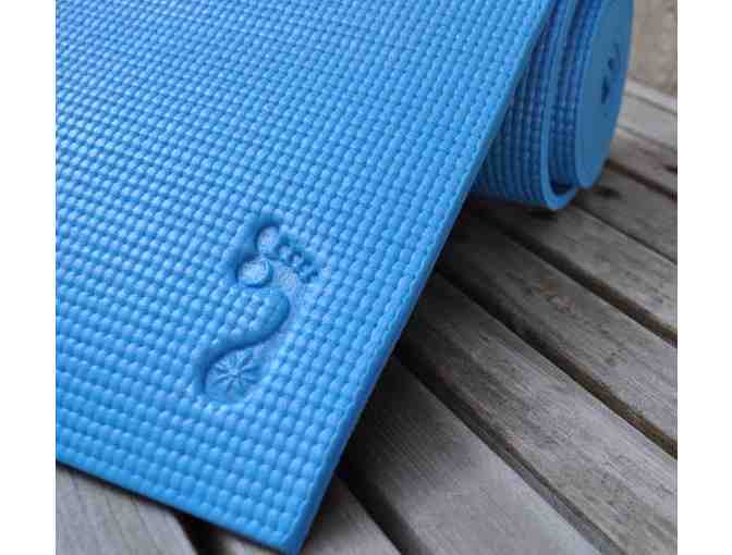 Barefoot Yoga Company: Hybrid Eco Mat with Quarter-Inch Mat Strap