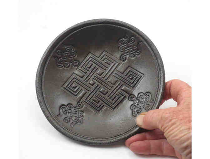 De Baun Fine Ceramics: Handmade Ceramic Dish with Endless Knot Motif