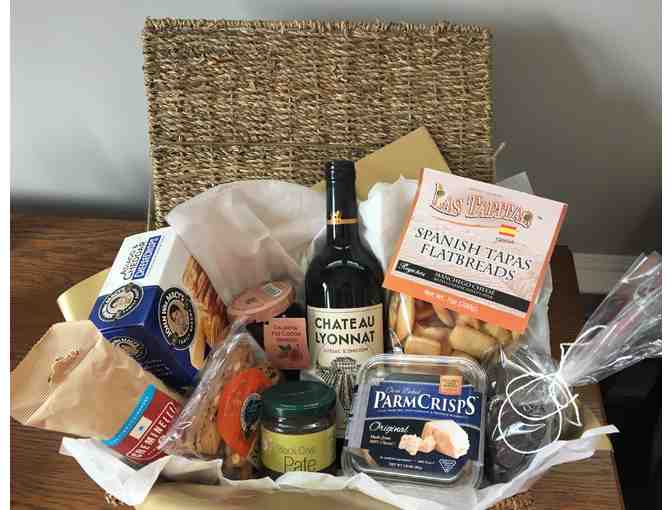 Wine basket with elegant snacks