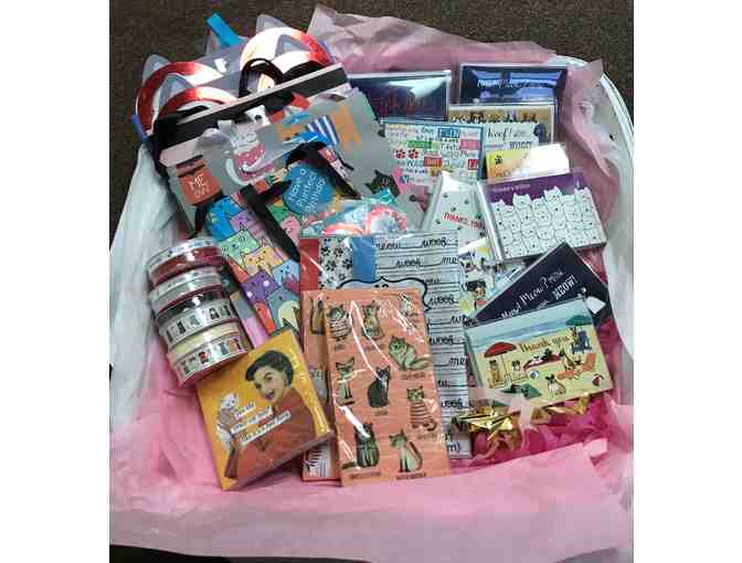 BASKET OF CAT & DOG THEMED GOODIES - Photo 1