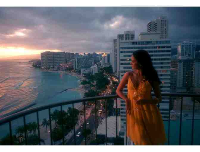 ( 5 ) Night Waikiki Beach Resort Retreat