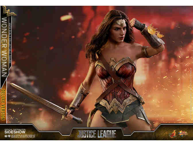 Wonder Woman Deluxe Version Sixth Scale Figure by Hot Toys