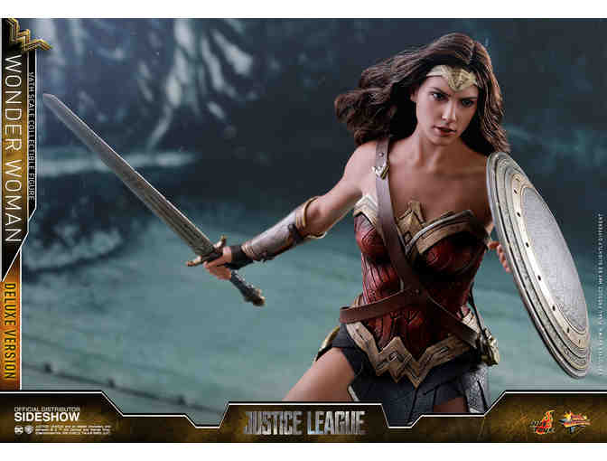 Wonder Woman Deluxe Version Sixth Scale Figure by Hot Toys