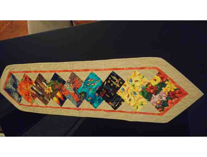 Lovely Hawaiian quilted runner or wall hanging