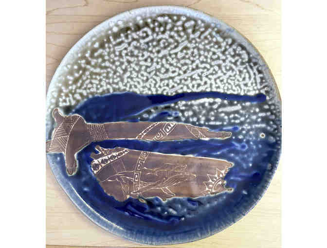 One-of-a-kind ceramic Polynesian plate - Cow & Calf Humpback Whales