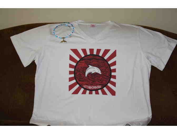 WDC Swim Free Tee Shirt with Whale Tail Necklace (L).
