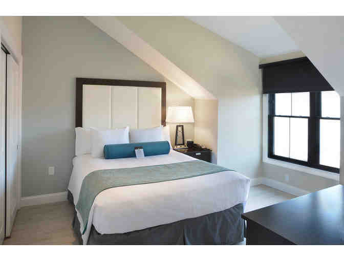 1 Night in a luxurious Penthouse Loft Suite w/ Breakfast for 4 at the Pavilion Grand Hotel