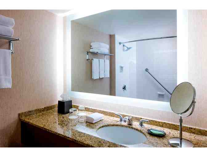 1 Night Stay (Fri or Sat) in a Deluxe Room w/ Breakfast for 2 at The Westin Edmonton - Photo 7