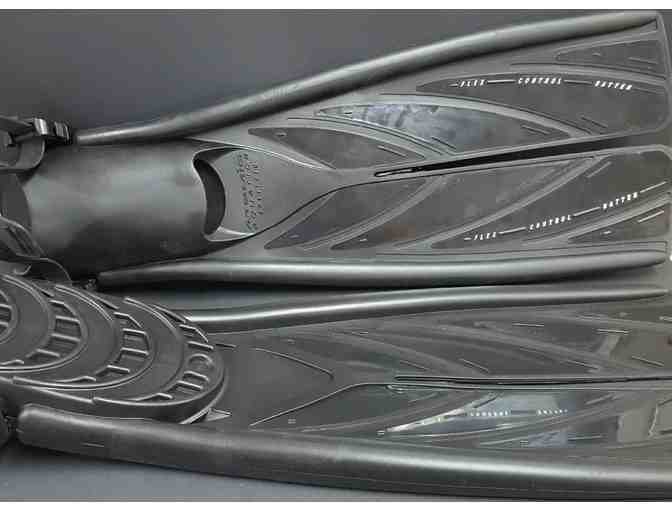 Fins - Atomic Smoke on the H2O