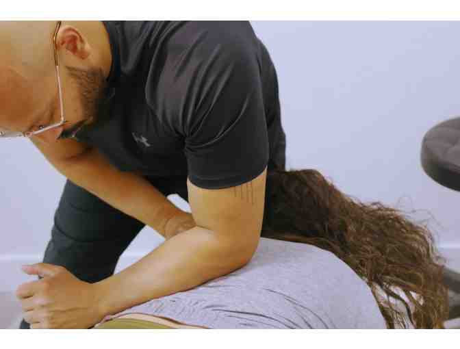 Choose your One hour Service of massage, physiotherapy or chiropractic care - Photo 1