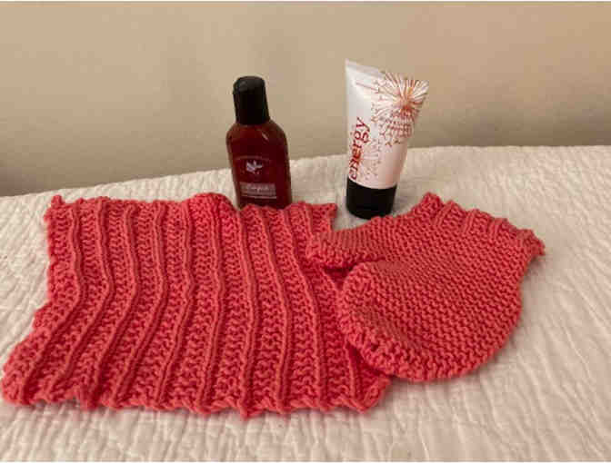 Hand-knit orange face cloth and bath mitt with travel-sized shower gel and body lotion - Photo 1