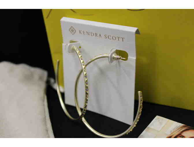 One pair of Val Earrings in Gold